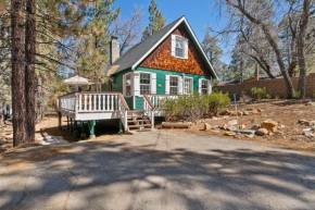 Oak Nesting - Great chalet style cabin at the end of the street with rustic stone gas log fireplace!